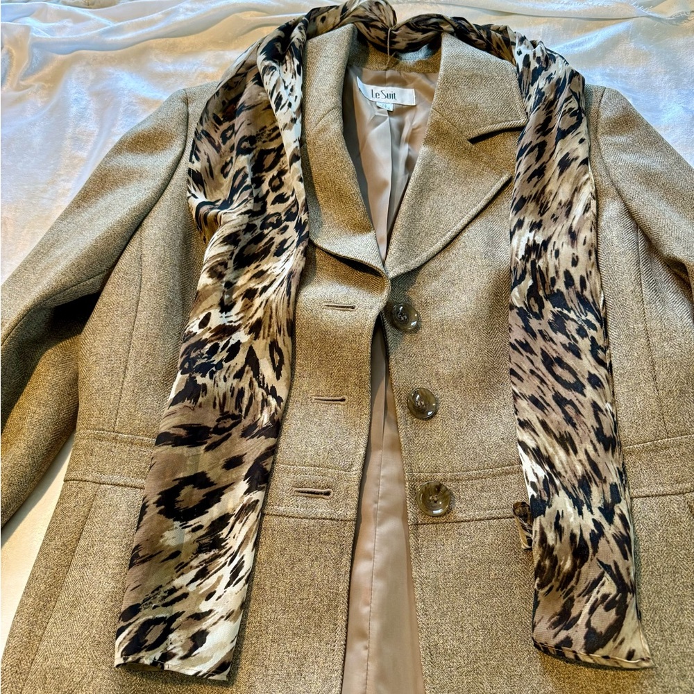 LeSuit tan houndstooth jacket with animal print scarf, size 12